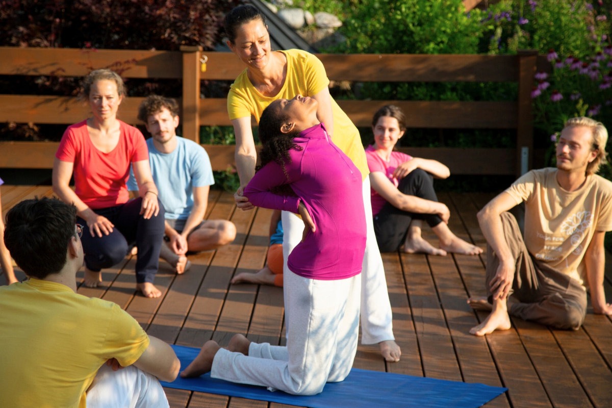 Yoga Stunde auf der Freiluftplattform im Sivananda Yoga Seminarhaus